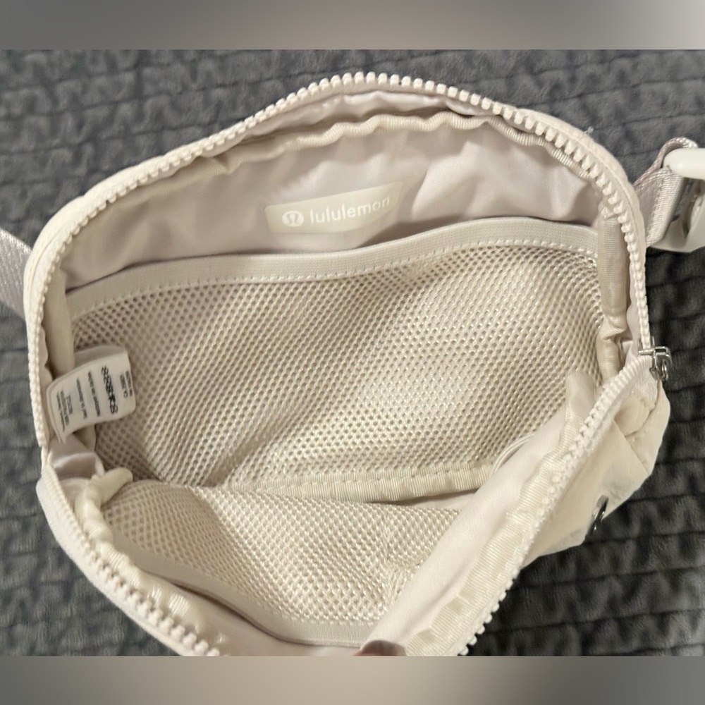 🤍Lululemon Athletica Everywhere Belt Bag 1L - White - Picture 6 of 10